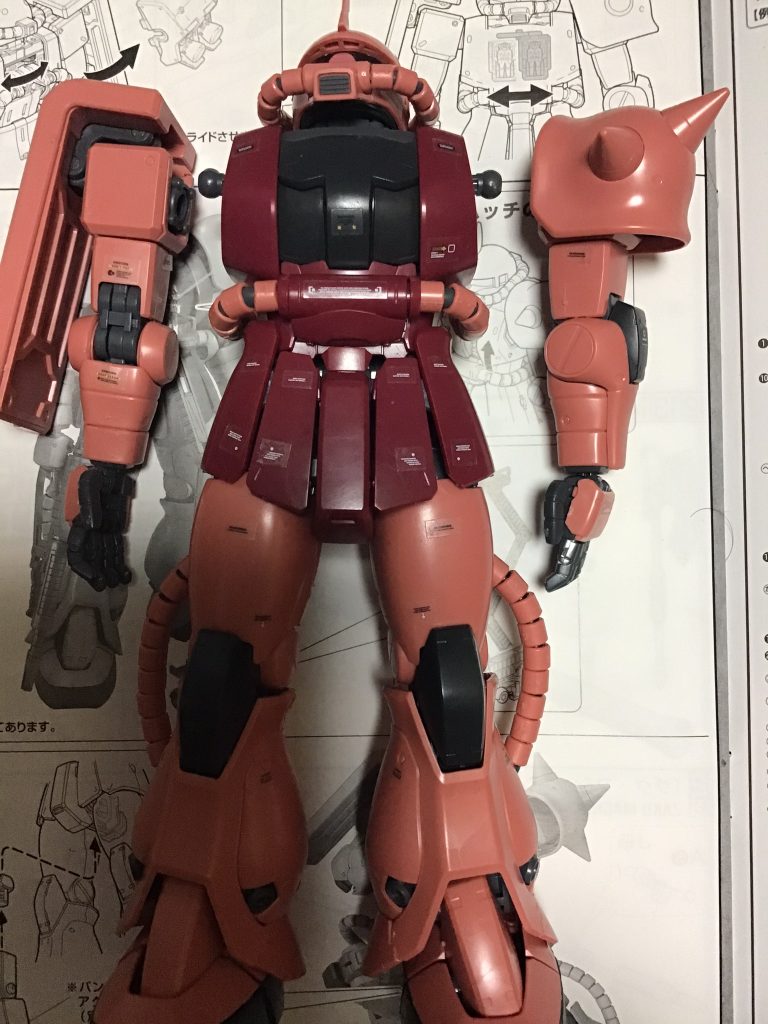 後はデカール貼るだけ。脚を腰に取り付けるのに手間取りました。