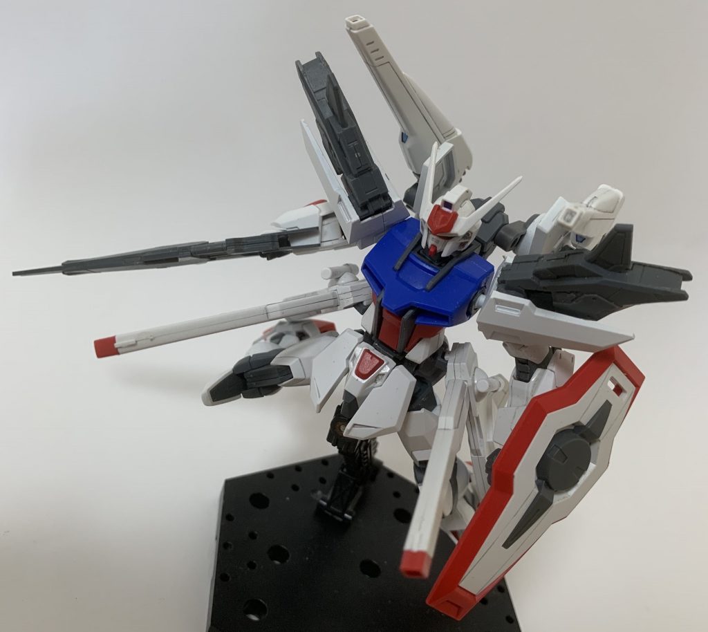 腰のレールガンと背中からヴェスバーで突撃。