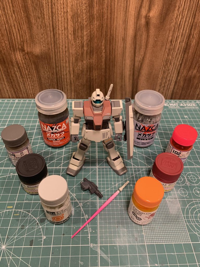 今回使用した塗料です。基本色:バーチャロンカラー#10 マーズライトグレー胴体色:ガンダムカラー#11 MSシャアレッド(90%)+ガイアカラー#074 ニュートラルグレーⅣ(10%)腹部色:ガンダムカラー#15 MSファントムグレー端部色:ガイアカラー#074 ニュートラルグレー手関節&武器:メカサフLight+メカサフSuperheavy差し色:エヴァカラー#15 エヴァヴァーミリオン+