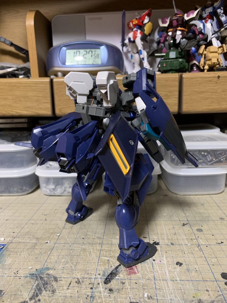 バックパックにヘイズル2号のユニバーサルスラスター、腰に余剰となるウーントウォードの太腿部をブースターとして配置しました。