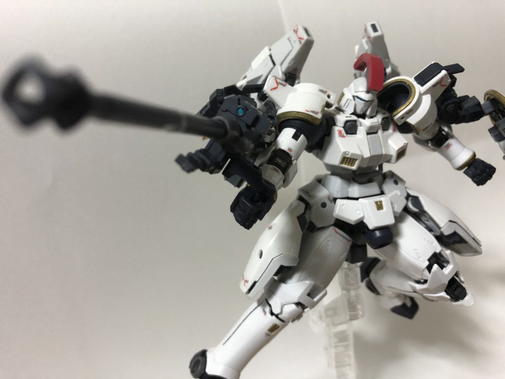 ドーバーガンです。伸縮機構やマガジン着脱などのギミックがあり、これだけでも割と楽しめます。フォアグリップも付いていますが、ぶっちゃけ飾りです。ところでこの武器、ビーム兵器だったんですね。見た目が見た目なんでずっと実弾兵器だと思ってました。