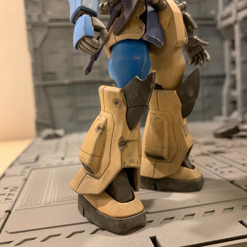 今回十数年振りにダメージ表現にトライしました。右側から陸ジムの100mmマシンガン斉射を受けた想定です。被弾したが交換せずそのまま継続使用しているスネやヒザ、右スカートアーマーにドリルやナイフやニッパーでガリガリ弾痕を付けてみました。エナメル塗料で下地の金属色を塗り、その上からアクリル溶剤で溶いたパステルを塗り、指で拡げてみました。色々試してみましたが、イマイチ深みがなく微妙な感じになってしまいました。無念です。 +