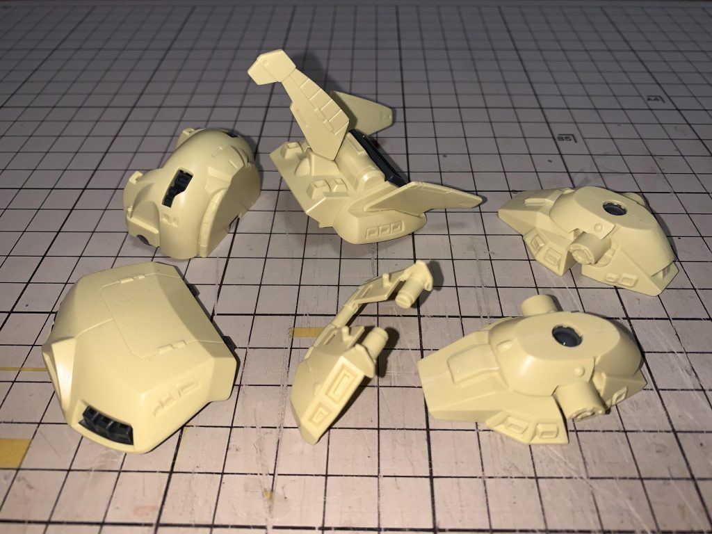 脚やボディ、スカートなど全身に配置されてるスラスターを削ったり埋めたりして、極力 丸みを帯びたシルエットになるようにしました。