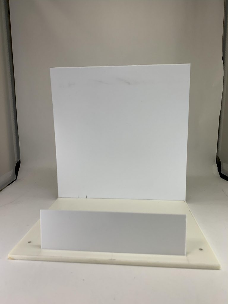 製作工程です。キャクブガー背景はプラ板から作成しました。下の土台?は2mmプラ板を2枚重ねて接着、立て背景と手前の看板?は1mmプラ板を使用。土台にスジボリを重ねて差し込めるようにしました。