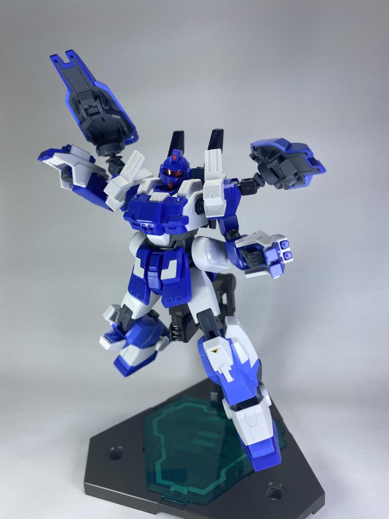 ただそういった小細工の通用しない相手や時間的猶予のない場合には一気に全リミッター解除のフルモードにも移行出来るこの時にスパークナックルを展開し最大速度で可能な限り拳を叩き込む〔蒼電無尽掌〕が本機の必殺技となるこの際爆発的に性能が向上するが稼働時間は大幅に削られ、システム終了後は冷却システムが働いてしばらく無防備になるのが欠点