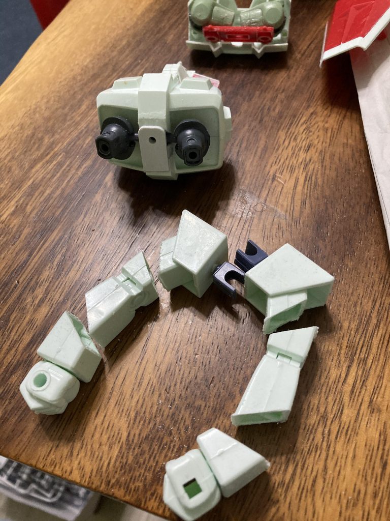 当初から思いきり手足を曲げて躍動感を出す方向でした。