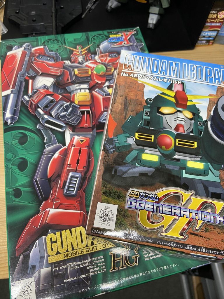 いつかカッコよく仕上げるまたは、武装をぶんどろうと思っていた1/100レオパルドD。結婚する知人の積みプラを、まとめ買いしたものの内の一つだったのですが、取説がない!手探りで組みました。ツインビームシリンダーと通常レオパルドのパーツ(最後まで使わない)が一部含まれているのに騙されながらなんとか素組み。放置して半年くらい?最近のSDレオパルドの再販にて切り刻まれることになりました。笑 基本的にHGか旧キットしか組まないので、武器とるにしてもでかいんだもの。
+