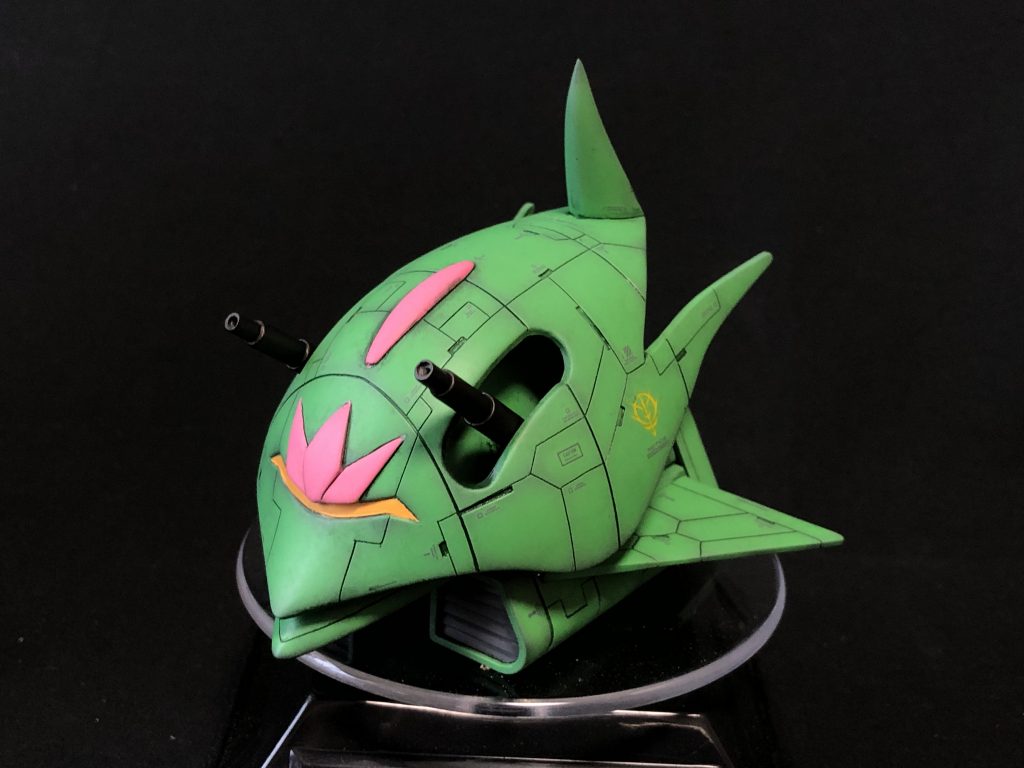 左右のスジボリはディバイダーを使って計測しつつガイドデープで掘っています。
    +