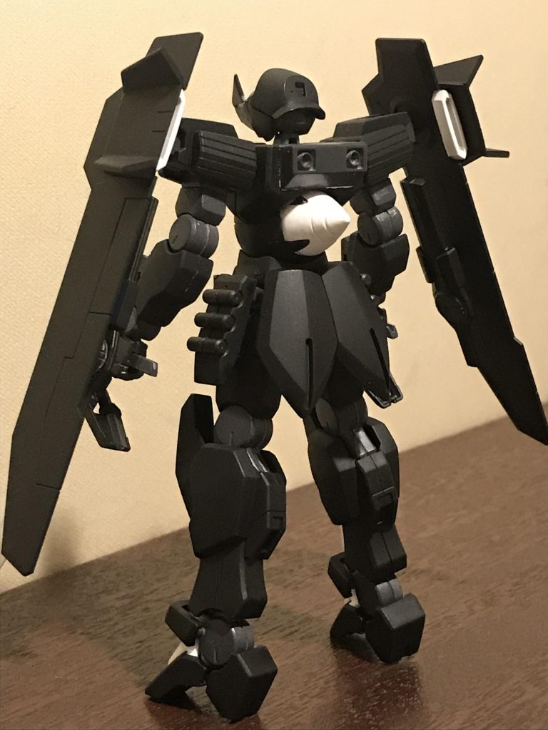 基本武装はベース機が装備していたGNビームライフルとGNビームジャベリン、そして新たにGNソードⅡを追加で装備させています。モンテーロの特徴である機動性を潰さないような装備を選びました。擬似太陽炉とコーンスラスター、上半身のパーツの追加とカラーリングの変更で印象を変えています。    +