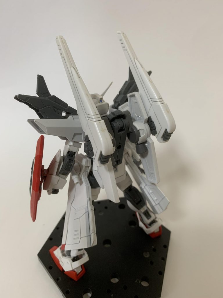 今回の変形ギミック説明として、バックパックは腰接続になっています。