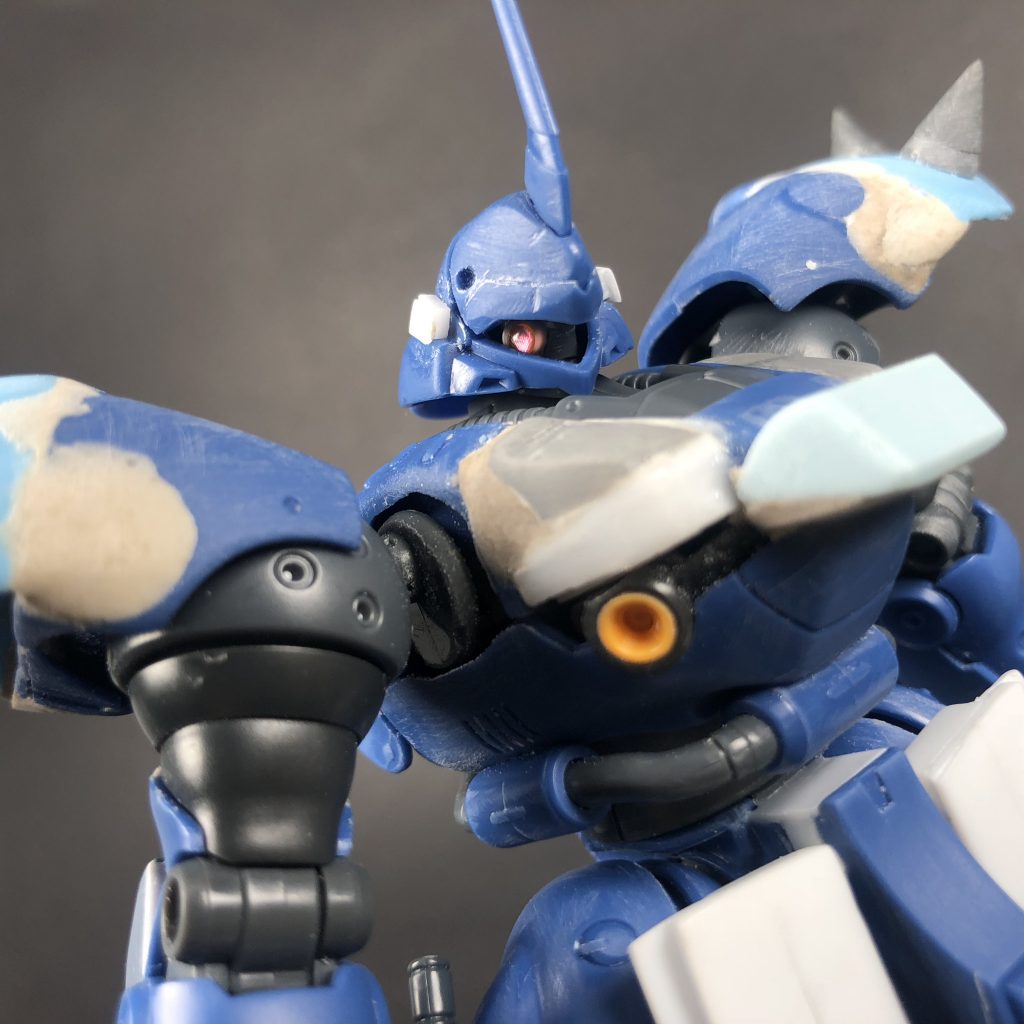 胸部はジムカスタム、ジンクスのパーツ等を芯にエポパテで加工。
モノアイには定番の可動化工作を行なっております。