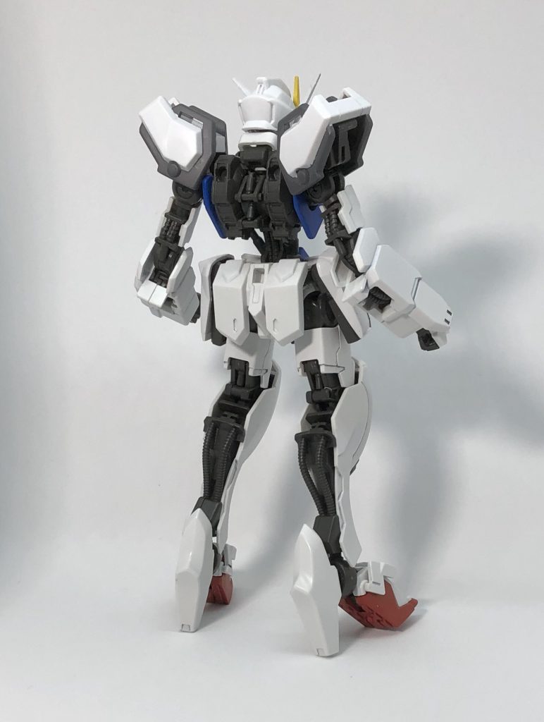 今回は中古店で税別500円で販売されていた組み立て済バルバトスと税別200円でパーツ取り用に販売されていたストライクのパーツを組み合わせました🌚