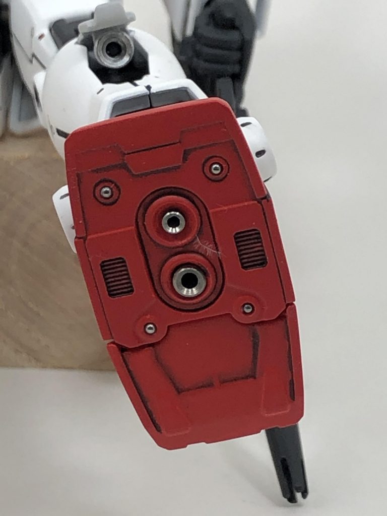 足裏は、丸モールドにはメタルボールを使い、スラスターには大小異なるメタルノズルを使い、前回のプロトタイプとの違いを表現しています。