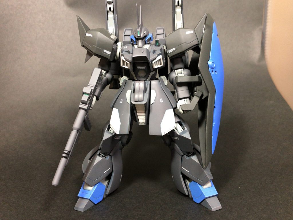 ゼータプラス風にカラーリングしたかったのですが色が濃過ぎました。
頭部はhgucゲルググJとディジェのミキシング。
肩はhgucゲルググから拝借。
胸部はhgucゲルググJのパーツを貼り付け。
腰部はフロントスカート延長、股間はプラ板で作り直し。
脚部は膝下はプラ板、パテなどで形状変更し足首はhgucRジャジャの物を爪先の形を変更して使用。
横のスラスターはhgucZガンダムの物を切った貼ったして作成。