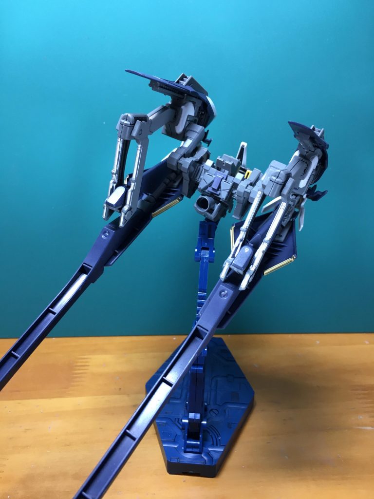 　中核にしたのはFGプリムローズ(ヘイズル2号機のチョバムアーマー目当てで買って余った)で、そこにフルドドⅡ拡張セットに同梱のジョイントを類を合わせていきました。　サイドユニットは以前HGUC版のプリムローズ(実戦配備カラー)と同時期に完成してましたので、コアパーツの方に専念できました。 