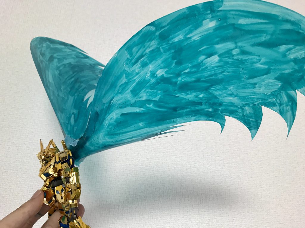 「光の翼」の材料はクリアファイル(ポリプロピレン)です。ハサミで適当な形に切って、ガイアの蛍光ブルーグリーンを筆で塗りました。あとは背中のアームにマステで着けているだけです。