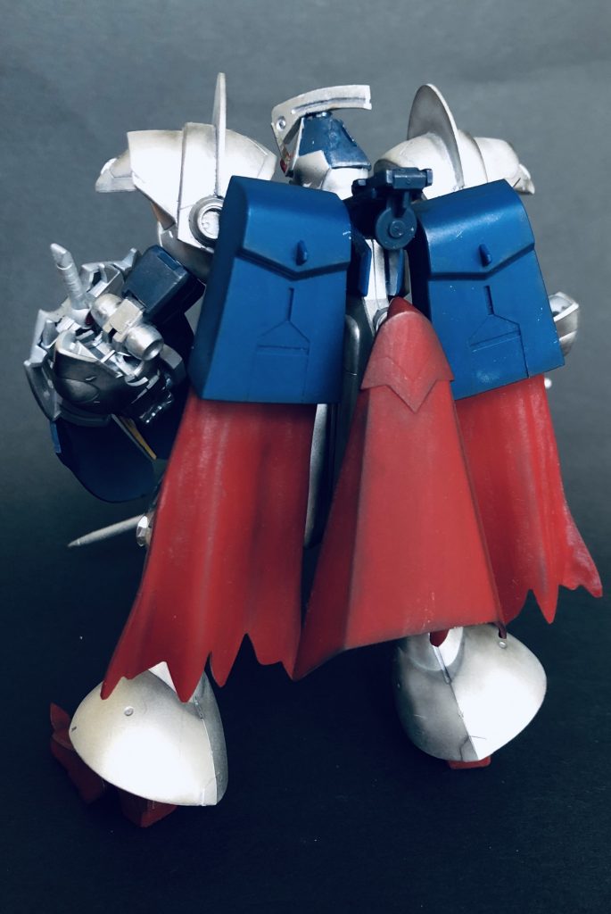 背面から
ギャンスロットを元キットにしたのは、このマントが便利だったからです。
左右のマント間のスペースを埋めるべく、LBXクノイチの髪パーツを移植しました。