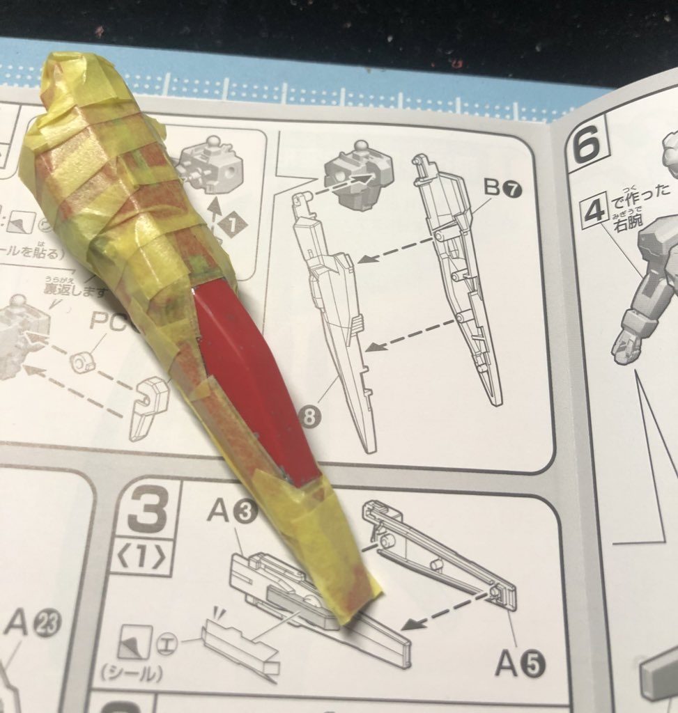 クリアグリーンを筆塗りしようとしたけど何回塗り直しても色ムラが酷くこれ以上は塗料や溶剤の無駄遣いだったので諦めて機首の部分のクリアだけエアブラシを使用