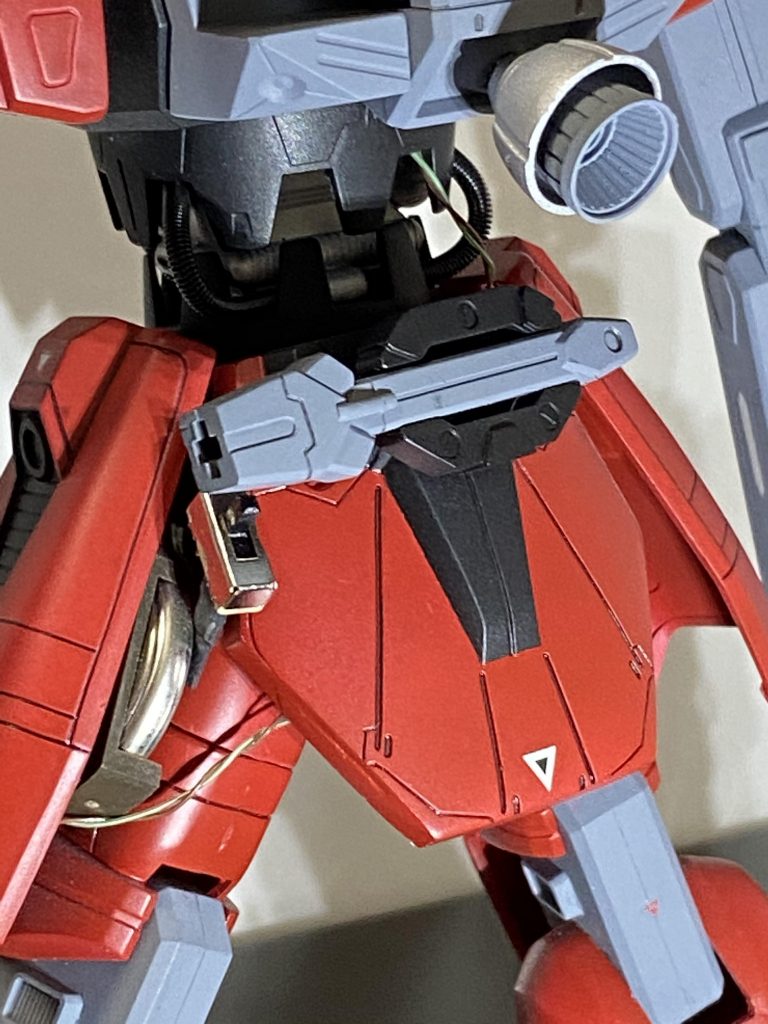 発光ギミックの電源スイッチとボタン電池なのですが、正面からは見えづらく隠したのですが後ろからは大分目立つ形になってしまい今後の反省点になりました。
胸部の発光まで欲張ってしまい電源ユニットが大きくなってしまったのですが、無事3点光らせられたのでとりあえず満足です。