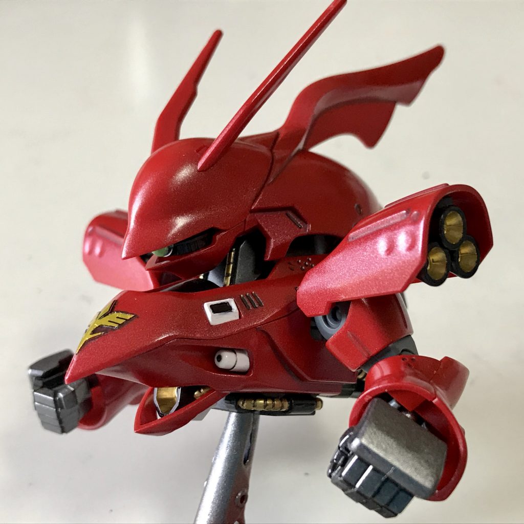 赤はメタリックレッド、黒はメタリックブラックの缶スプレーで塗りました(ランナーごと)。特徴的なたくさんのスラスターの内側はガンマカのゴールドです。胸のネオジオンのマークはモールドになっているので塗装も考えましたが、失敗を恐れてシールです。シールの余白はカットしました。