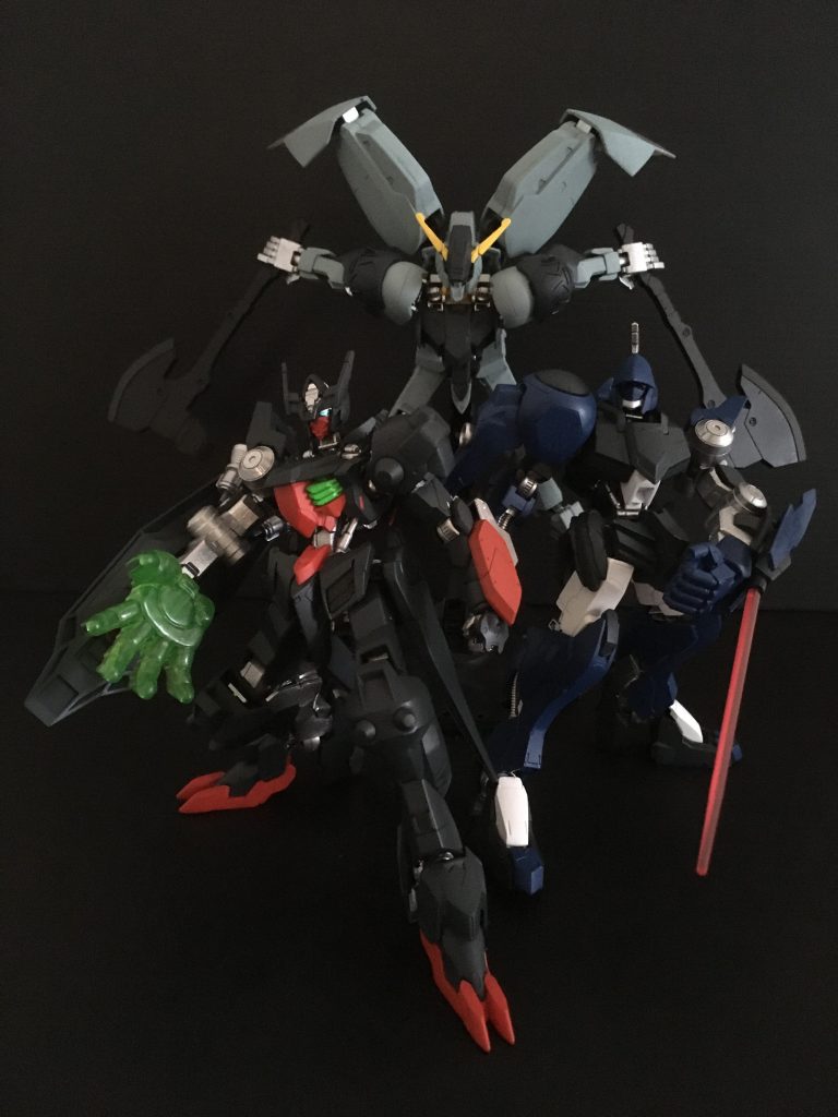 設定③ クィーン・オブ・ハート3機の「アザゼルシリーズ」は、連携戦術ナビゲーションシステムQOH(Quick Operation Hands system)を搭載しており、戦闘における機体制御や、敵味方の正確な位置情報など、3機のスムーズな連携を図る上で大きな役割を果たしている。QOHシステムは「アリスの目」または、頭文字を取って「クィーン・オブ・ハート」と呼ばれている。+