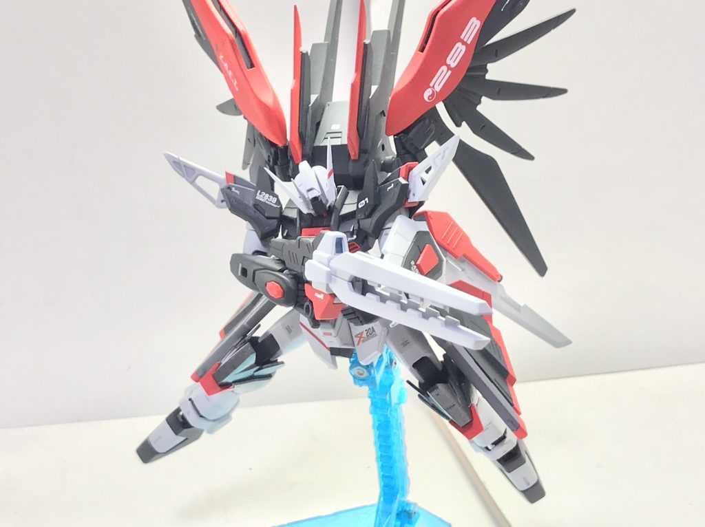 アメイジングレヴD。突撃前衛として高い水準にまとまった本機であるが、弱点として瞬間火力のなさをフォースメンバーであり同僚である黛冬優子から指摘されたことで、自分の動きを邪魔せず高い火力アベレージを持てる武装はないかと悩んでいたあさひにプロデューサーから譲渡された武装である。
標準的なビームライフルとしての使用に留まらず、開放型バレルによる高火力の単発射撃や照射といったモードの切り替えが可能な兵装であり、手持ち式のメガ粒子砲といった風情であり、ルプスビームライフルと交換する形で装備された。