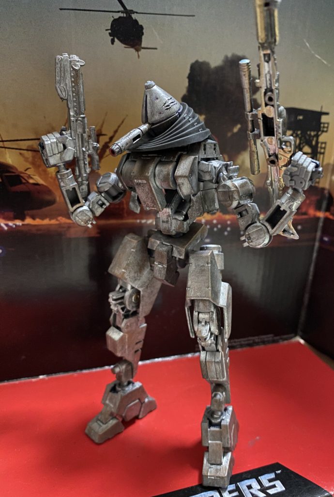 黒いマントっぽいものをつけているのはエース機という設定
    +