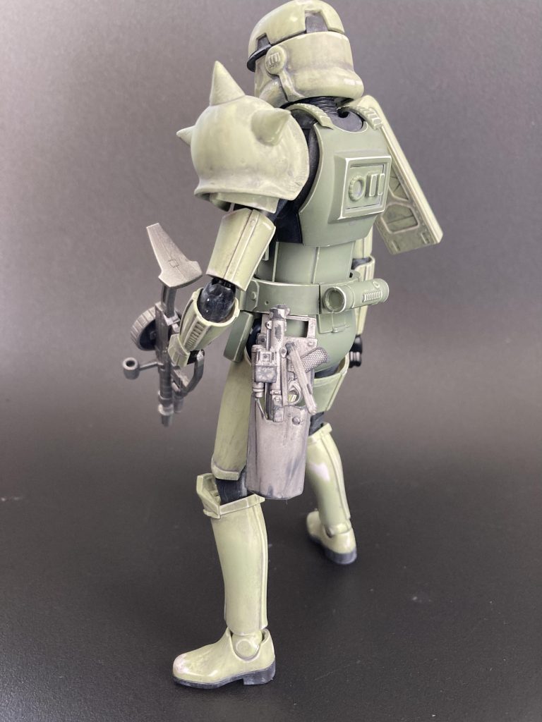 ボディアーマーの色は森の惑星エンドア配属の時のカモフラ残りで肩スパイクやショルダー盾も当時の支給品だと言い逃れてます。