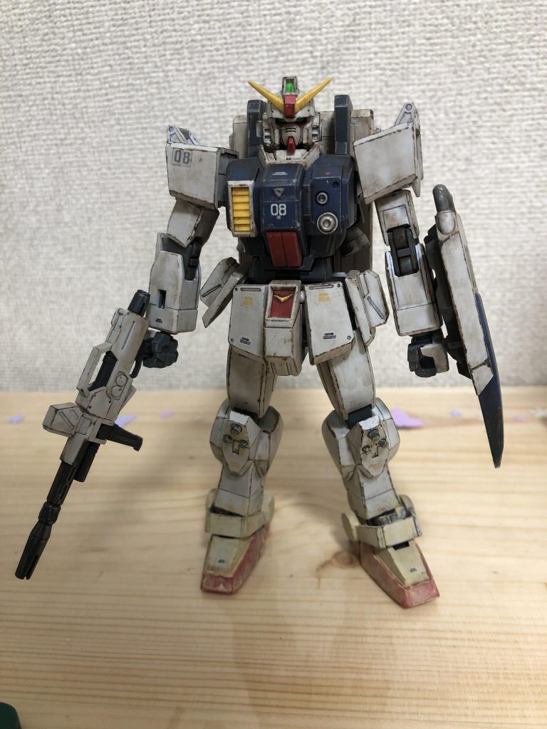 ツヤ消しをスプレーし乾燥後、Mr.ウェザリング カラーのグランドブラウンでウォッシングをし、色鉛筆の銀や油絵具でつまようじでチッピングを行い、足元をタミヤウェザリング マスターAセットのサンドで汚し、最後はツヤ消しでトップコートを吹いて完成させました。