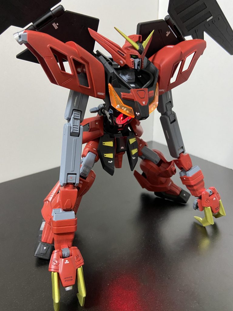 今回こだわったのはこのメガソニック砲発射形態、通称メガソニック立ち(自称)です。
当初腕を伸ばして再現していたのですが腕自体が重くなりプロポーションも整えるのが難しくギリギリの延長で再現出来る様に工夫しました…ちょっと無理してますが頑張ったのは確かですw