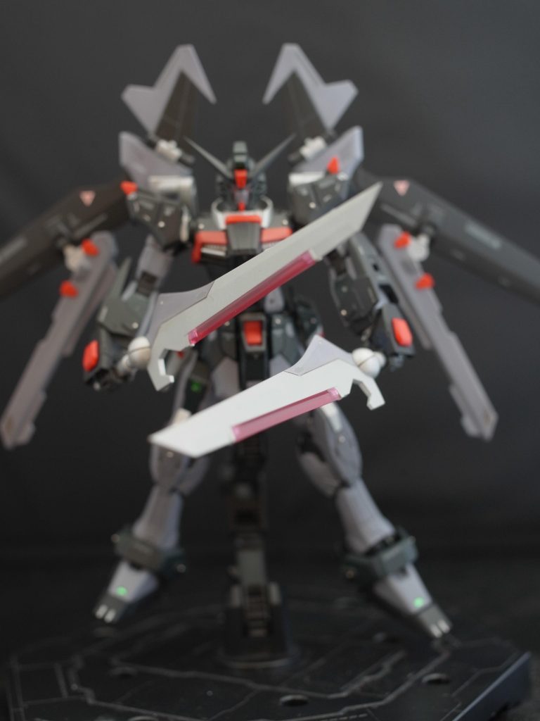 フラガラッハビームブレイドも、それとなく色分けしてます。
大き目のソードを手にしてベルセルクになります。
隠密的な機体かと思わせつつの、派手な戦闘機体でした。