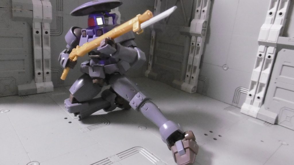 銃撃姿勢。シールドをレドーム化する案もありましたが、真っ先に倒されそうなので撤回。