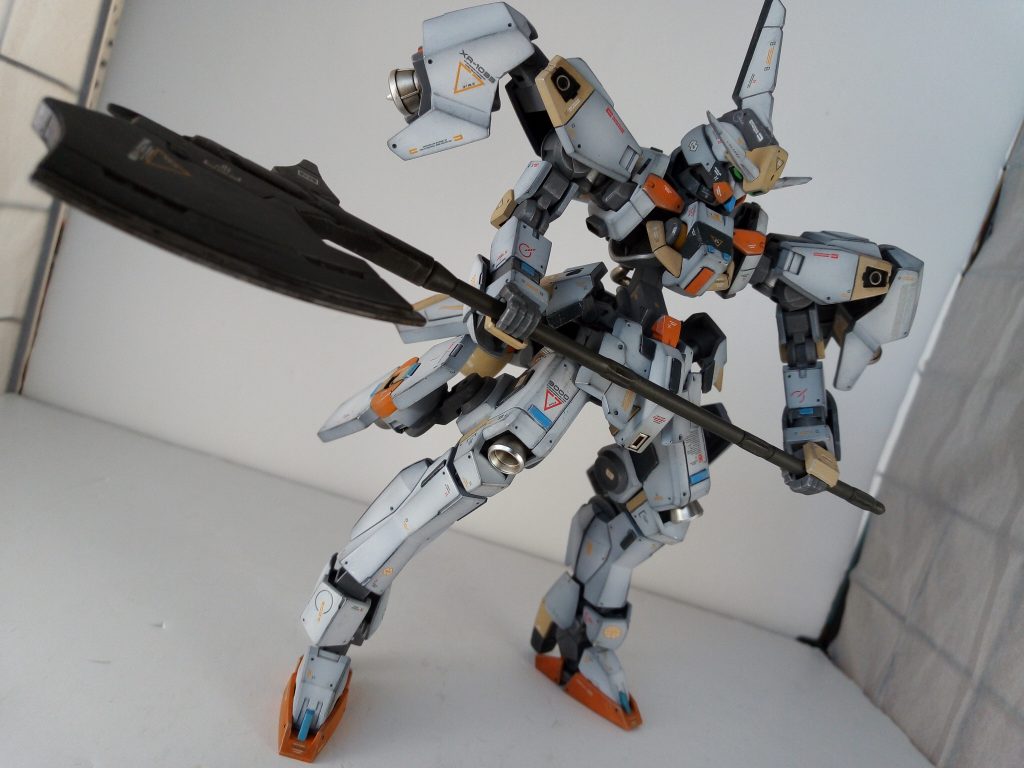 友人の死に絶望した主人公はその場で復讐を誓い、友人のパイロットスーツに着替え、友人を弔った後、Gヘッドに乗り込みギャラルホルンの基地へと潜入します。顔や背丈が同じなので疑われる事はない。
友人との入れ替わりに成功した主人公は復讐のために更なる力を求め、友人に阿頼耶識手術を施した開発者に接触し自分にもギャラルホルンの阿頼耶識手術を依頼する。
開発者は彼が違う人物だと気付いていたが、ヒューマンデブリ時に阿頼耶識手術に二度耐えている主人公に、自身が研究した阿頼耶識を施したらどれだけのパフォーマンスが出るのか…完全に興味から頼みを受諾するのだった。