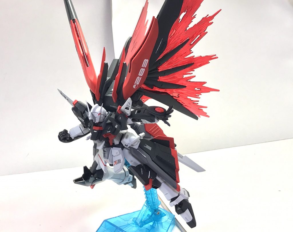 ストレイ・リュミエール。デスティニーのものと、バックパックに増設されたユニットの四基からなる光の翼であり、本機における最大の改造箇所である。デスティニー同様に残像を発生させることで相手への撹乱を行えるだけではなく、翼が4枚に増えたことでその最大戦速は驚異的なものとなり、セーフティとして設けられた感覚フィードバックが切られるギリギリのラインまでの驚異的なGを出すまでの加速を可能としている。