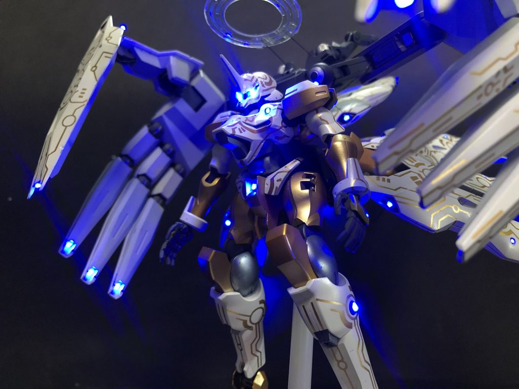 煽り画です。
両肩のビッグアームユニットは攻守一体の兵装です。指先から合計8本のビームサーベルを展開することができます。