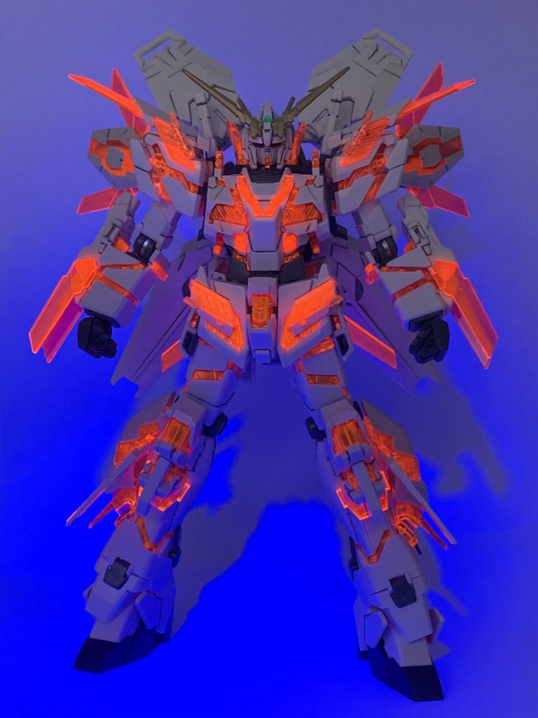 サイコフレームには蛍光塗料を使っていて、ブラックライトで発光します。