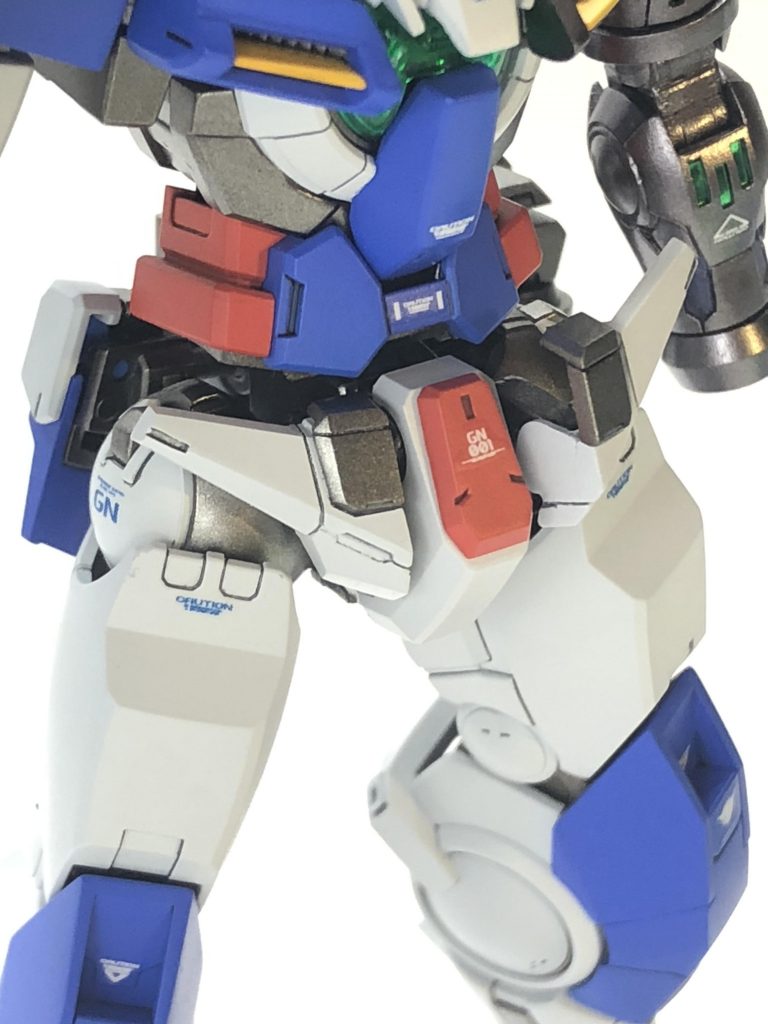 エクシアらしい可動のために、フロントアーマーに可動軸を追加し展開出来るようにしました。コトブキヤのHジョイントを仕込んでいます。また、脚付根の軸自体を1.5mm下方にずらしています。首も約1mm延長しました。