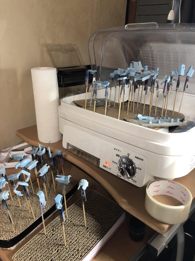 ホワイトで塗装しようとしたのですが，見づらかったのでホワイトにブルーを足したものを下地にして確認をしやすくしました