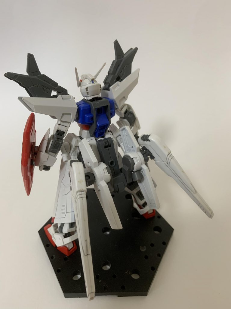 そのため、バックパックを変形して腰後ろに下げてくる事により、元々のストライカーパックの接続ジョイントが露出する仕組みになっています。