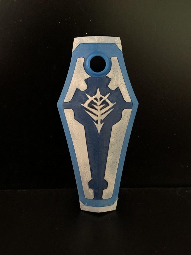 シールドのディテールアップ。0.2ミリプラ板でディテール追加とジオンマークを切り抜いて貼り付けました。