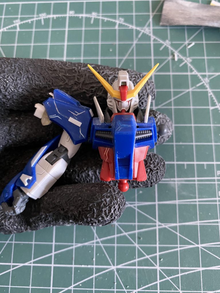 腕にプラ板を貼ったり、色々なところを筋彫りしています