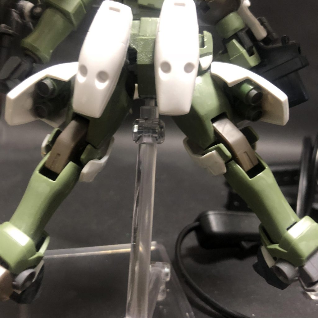 しれっと太腿の内部にバーニアを増設していたり。