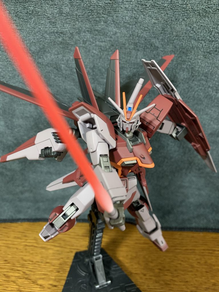 格闘武装は「フォースシルエット」の改良型である「オラージュシルエット」に装備されているビームサーベル。
    +