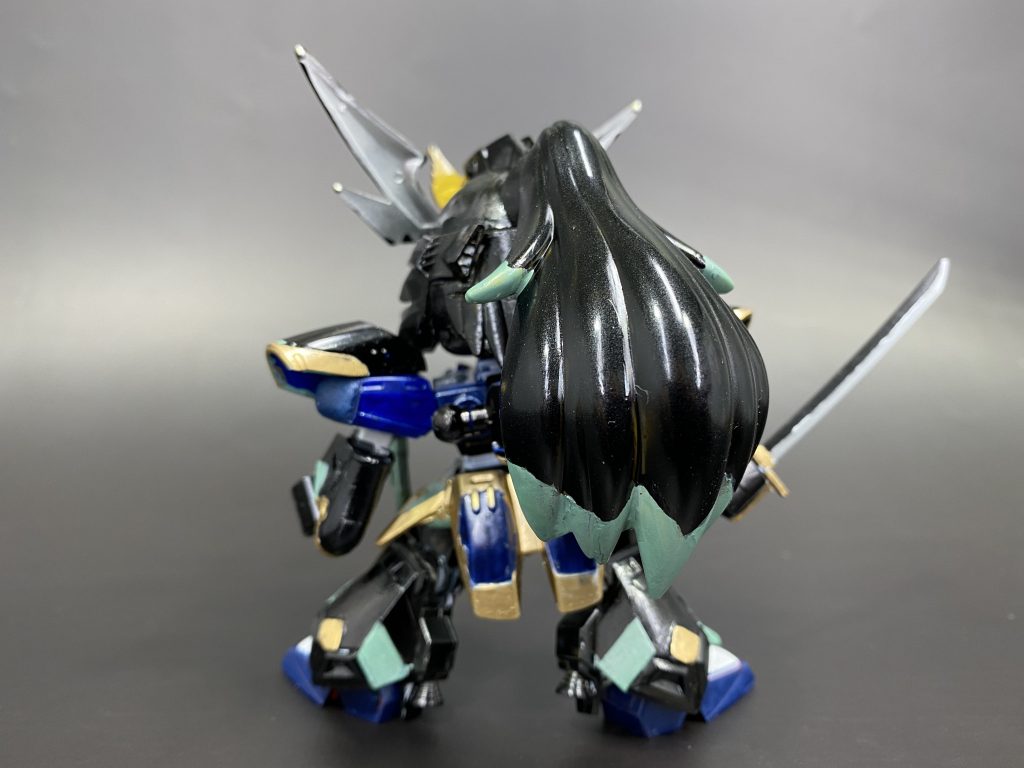 バックショット。紅武者の髪をパテ付けて塗装しました。