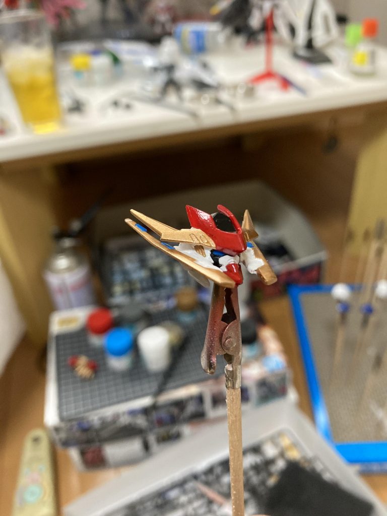 頬にレギンレイズジュリアのツノを接着
    +