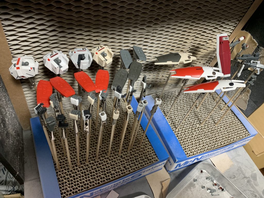 連休を利用し調子に乗って追加で4台同時組み上げにチャレンジしたのですが間に合ったのはジムコマンド1機でした