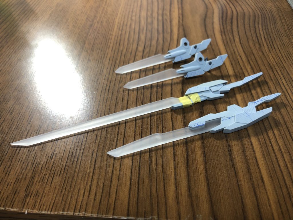 刀身は透明プラ板からの削り出し。くたびれました…