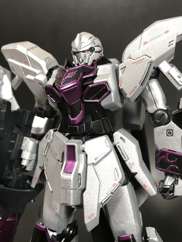 当初はシナスタ設定通りに塗装しようかと思っていたのですが、折角エングレービング塗装するのだから光らせたいじゃん(小学生並)‼️という発想のもとメタリックパープルで塗装いたしました。