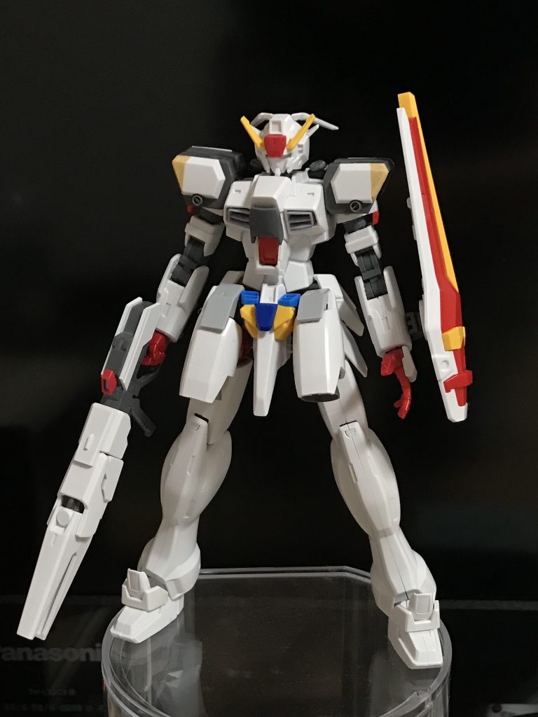 ビームサーベルが肩に付いてると視界が悪くなる気がしたので、背面装備に変更しました。このときにコックピット形状を変更しました。