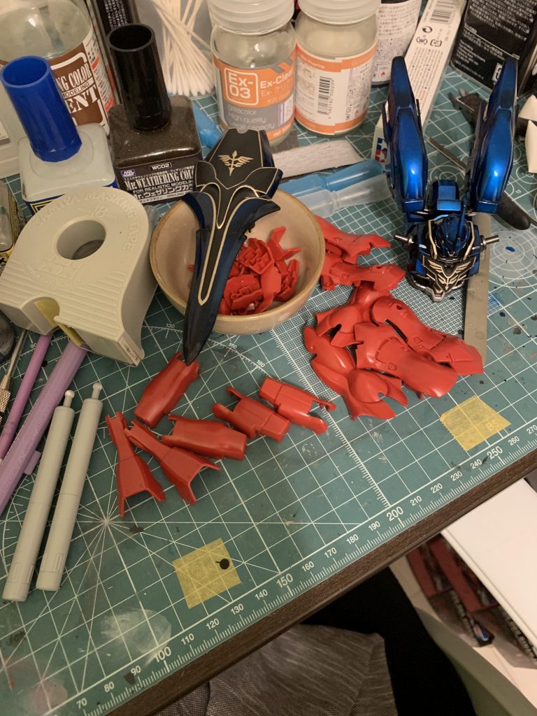 汚え作業台だぜ。エングレーブ塗装は盾がめちゃくちゃ大変でした